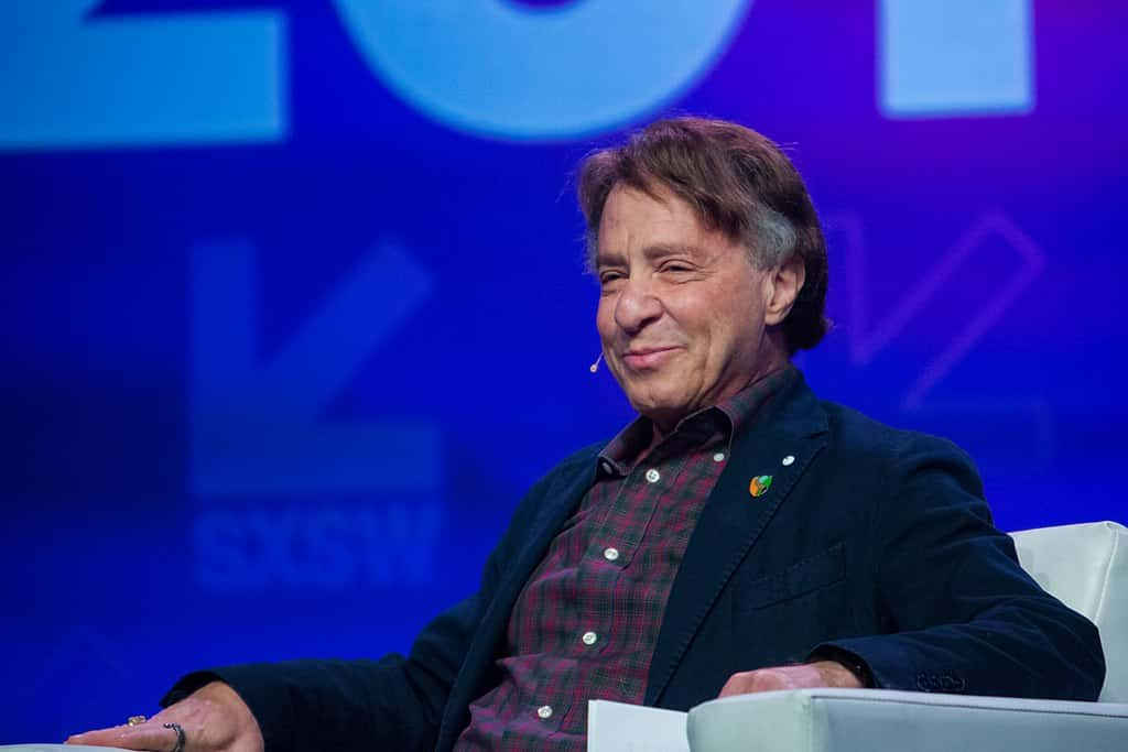 Ray Kurzweil veut croire qu'il serait possible de sauvegarder la connaissance d'un humain et ainsi lui éviter la mort. Il a été recruté part Google en décembre 2012. © @ SXSW 2017 - nrkbeta